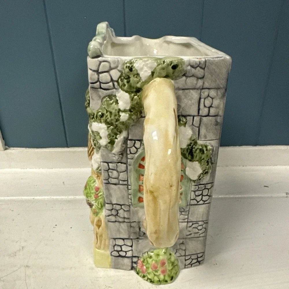 VINTAGE HERITAGE MINT LTD. CERAMIC PITCHER MEDIEVAL STYLE BUILDING‎
